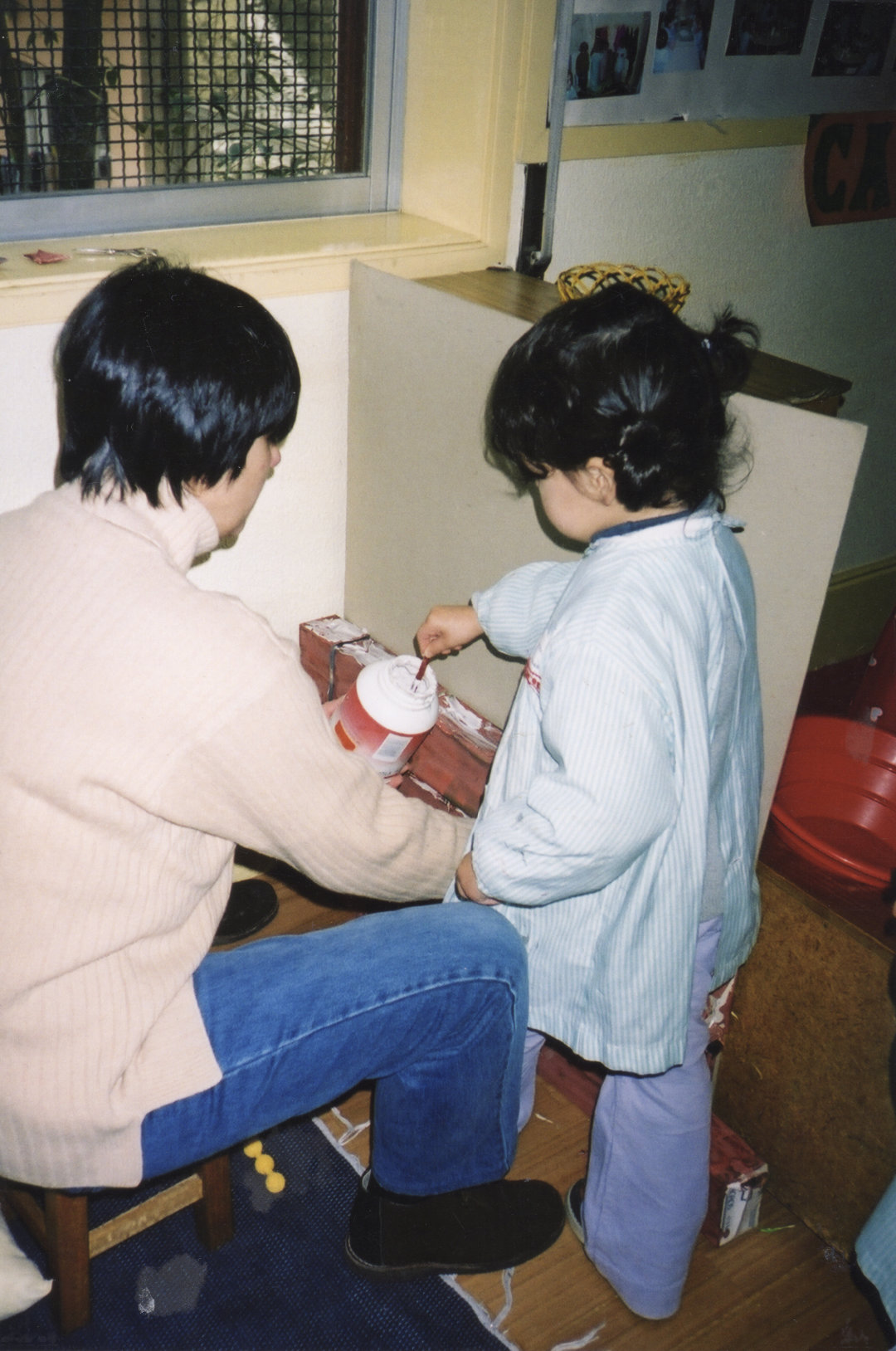 Duas mães e duas filhas vão à missa com três mantilhas